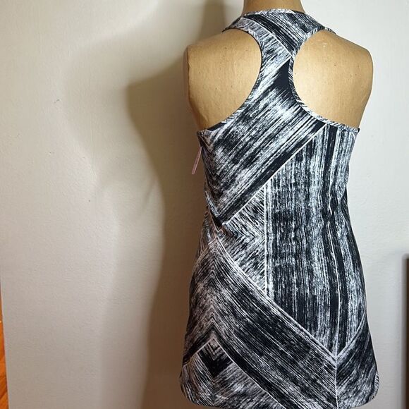 Lululemon sz 6 black and white track tank top great pre owned condition - Picture 3 of 8